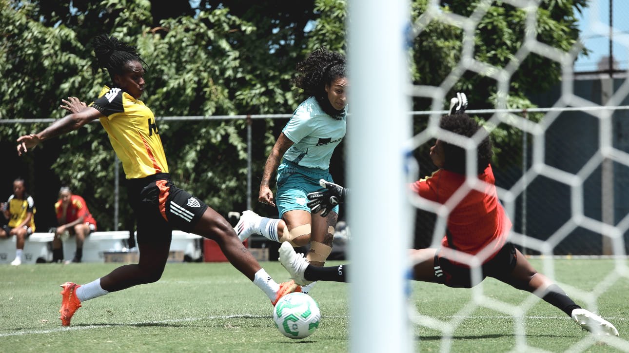 Jogadoras de Cruzeiro e Atlético durante jogo-treino (foto: Gustavo Martins/Cruzeiro)