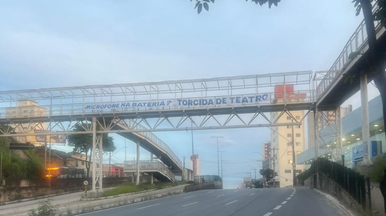 Faixa de torcedores do Cruzeiro em provocação ao Atlético (foto: Reprodução)