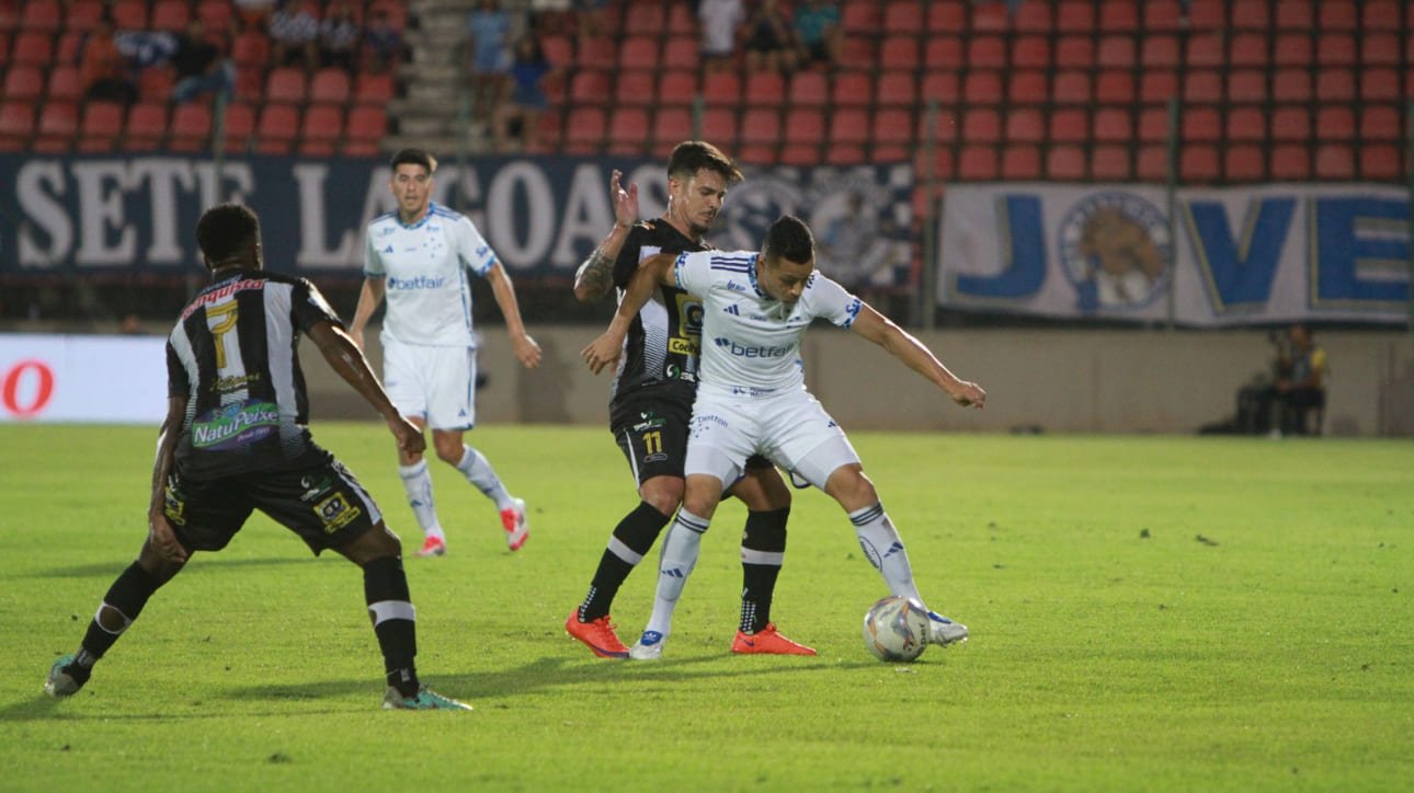 Jogadores de Cruzeiro e Democrata disputando bola na Arena do Jacaré (foto: Edesio Ferreira/EM/D.A Press)