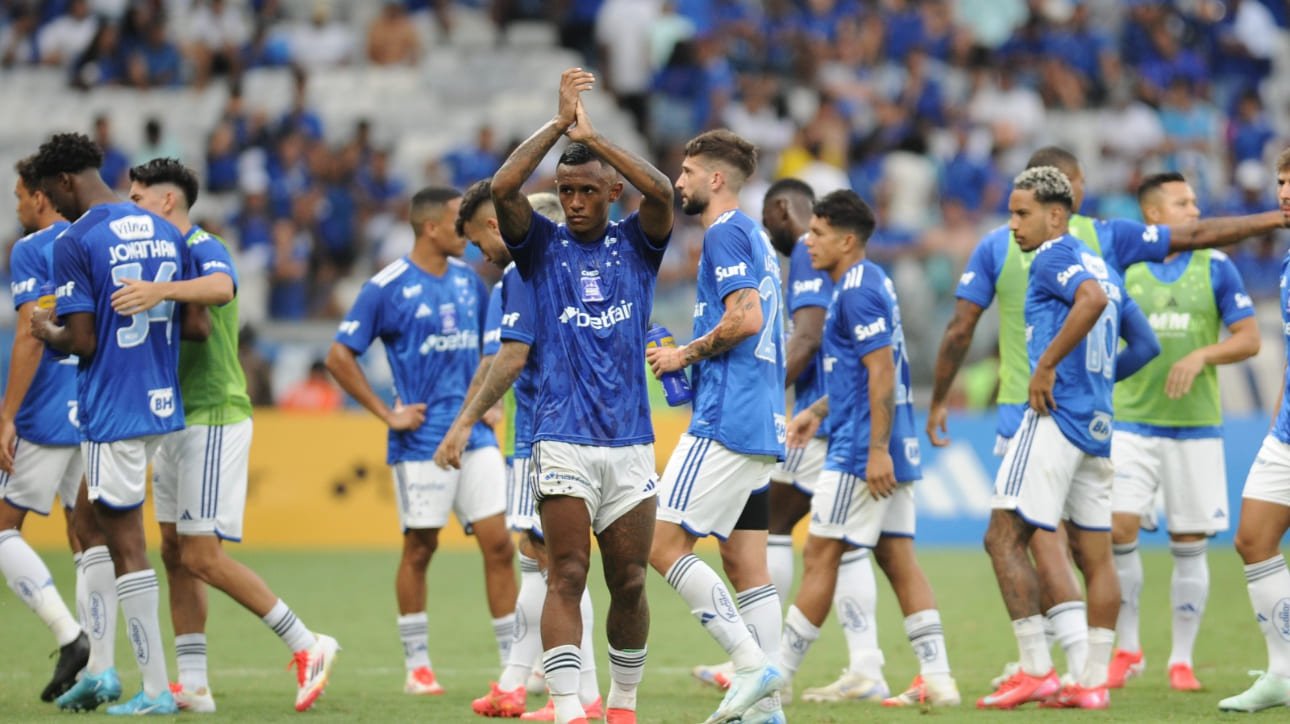 Jogadores do Cruzeiro aplaudindo a torcida após derrota para o Atlético no Mineirão (foto: Alexandre Guzanshe/EM/D.A Press)