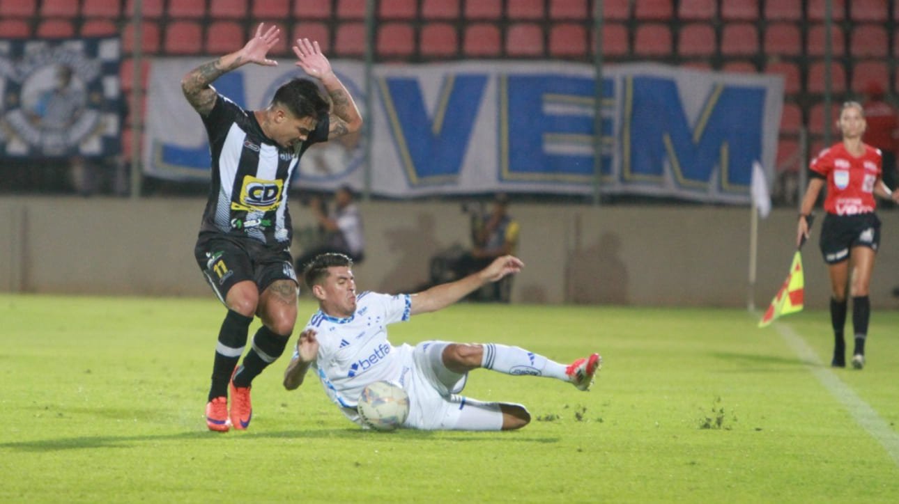 Jogadores de Democrata-GV e Cruzeiro disputando bola em jogo na Arena do Jacaré (foto: Edesio Ferreira/EM/D.A Press)