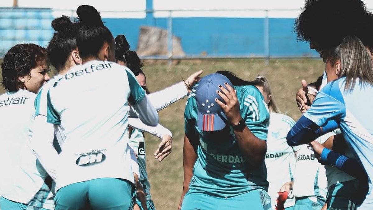 Raissa Jacob é recepcionada por jogadoras do Cruzeiro no treino desta segunda-feira (17/2) (foto: Gustavo Martins/Cruzeiro)