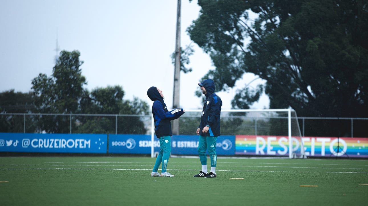 Rílany Silva, auxiliar técnica, e Jonas Urias, técnico do Cruzeiro feminino (foto: Gustavo Martins/Cruzeiro)