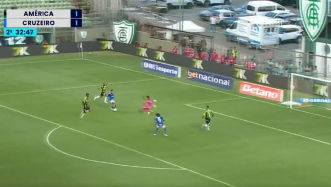 Lances de gol perdidos de Gabi, do Cruzeiro, contra o América (foto: Reprodução/Premiere)