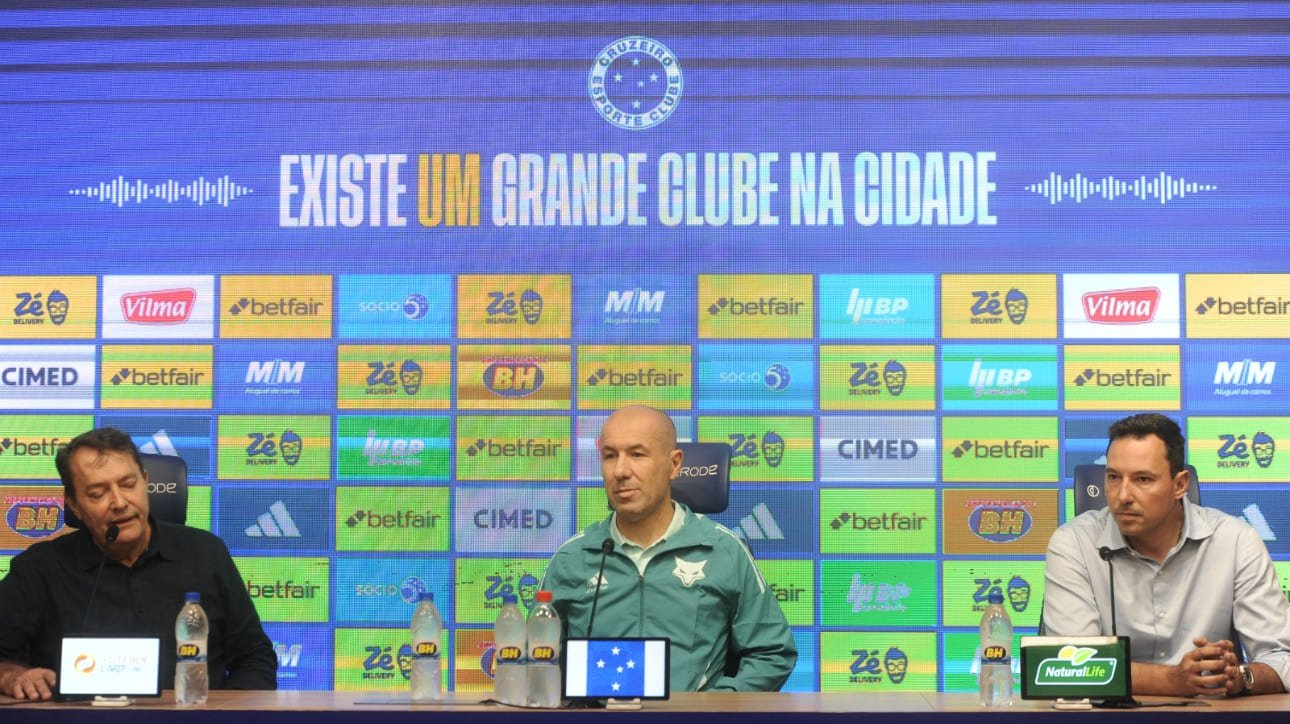 Leonardo Jardim falou ao lado de Pedro Lourenço, sócio majoritário da SAF, e Pedro Junio, vice-presidente (foto: Alexandre Guzanshe/EM/D.A Press)