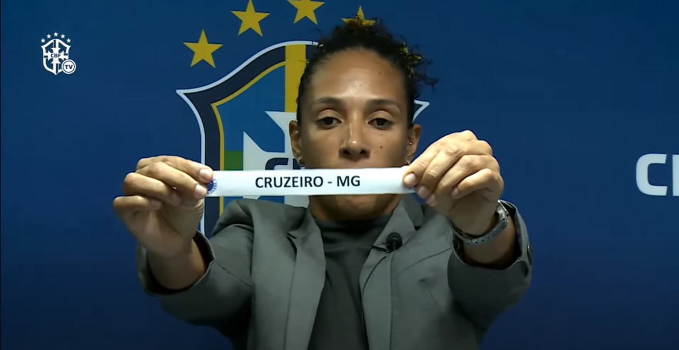 Rosa Augusto segura papel escrito Cruzeiro durante sorteio da CBF (foto: Reprodução de vídeo)