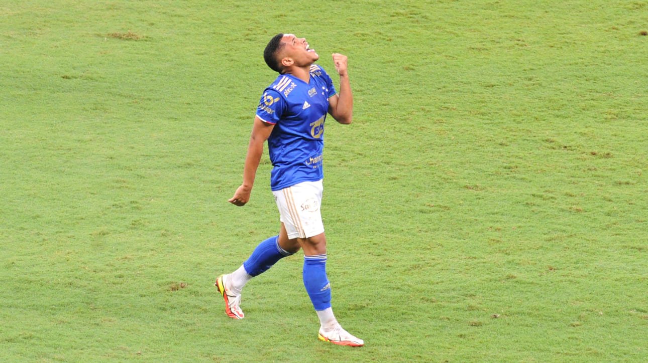 Atacante Vitor Roque com a camisa do Cruzeiro (foto: Juarez Rodrigues/EM/D.A Press)
