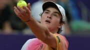 João Fonseca em ação durante sua jornada no ATP 250 de Buenos Aires (foto: Juan Mabromata - 14.fev.25/AFP)