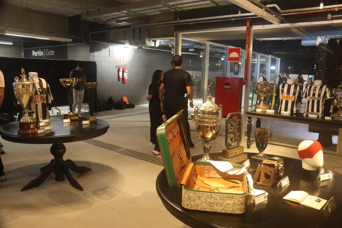 Parte do acervo do museu/memorial do Atlético durante evento na Arena MRV