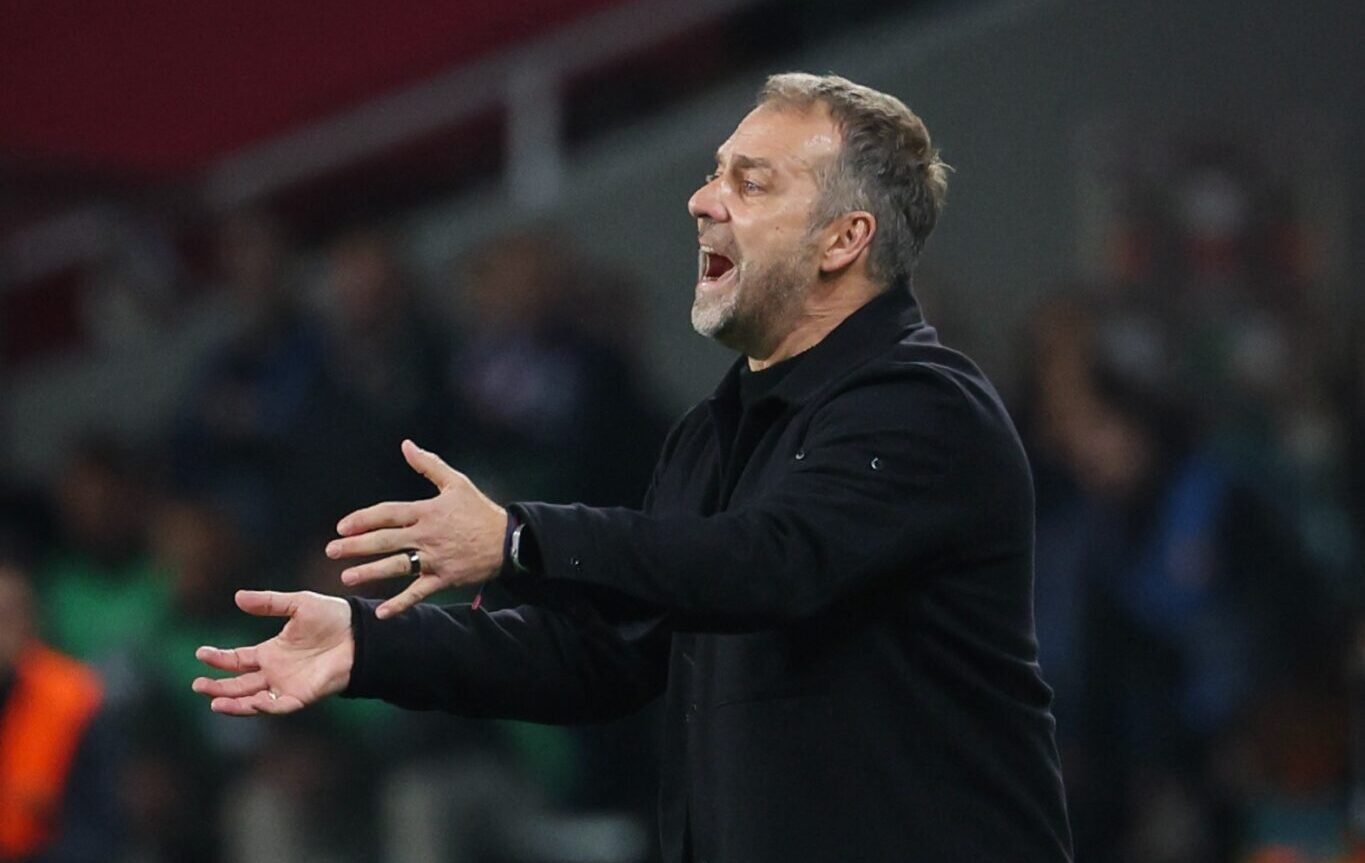 Hansi Flick, treinador do Barcelona, gesticulando na beira do campo (foto: Lluis Gene / AFP)