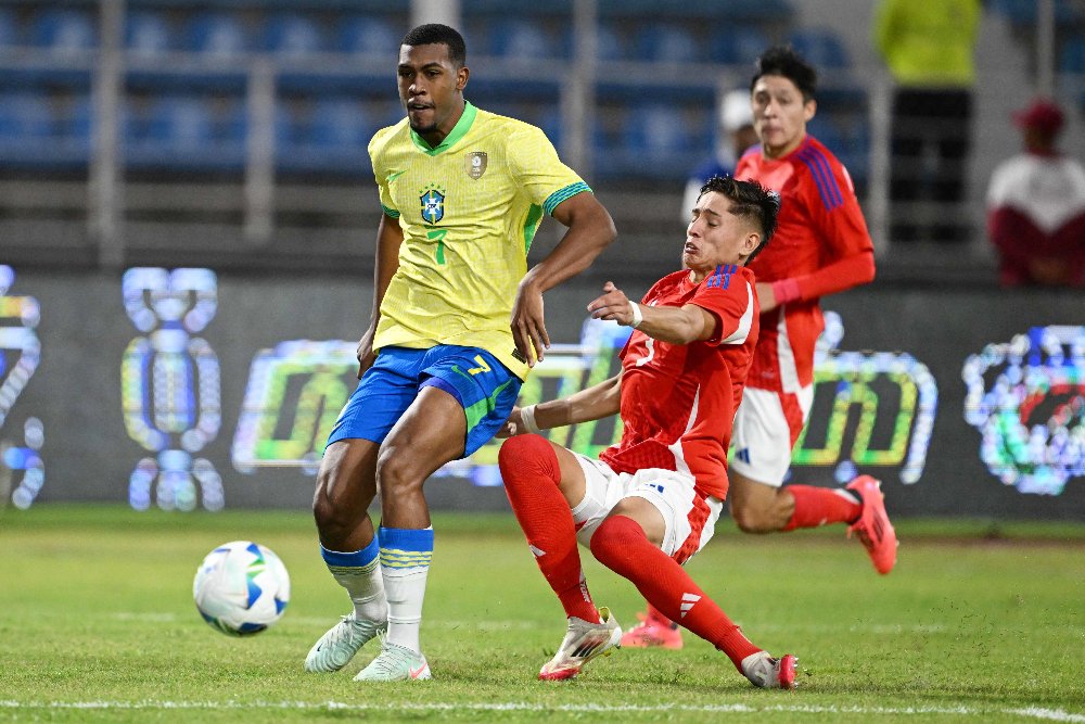 Iván Román em ação pelo Chile, contra o Brasil, em partida do Sul-Americano Sub-20 (foto: Juan Barreto/AFP)