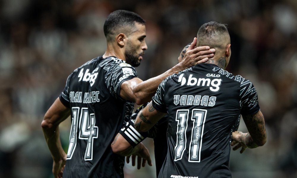 Kardec e Vargas em ação pelo Atlético (foto: Pedro Souza/Atlético)