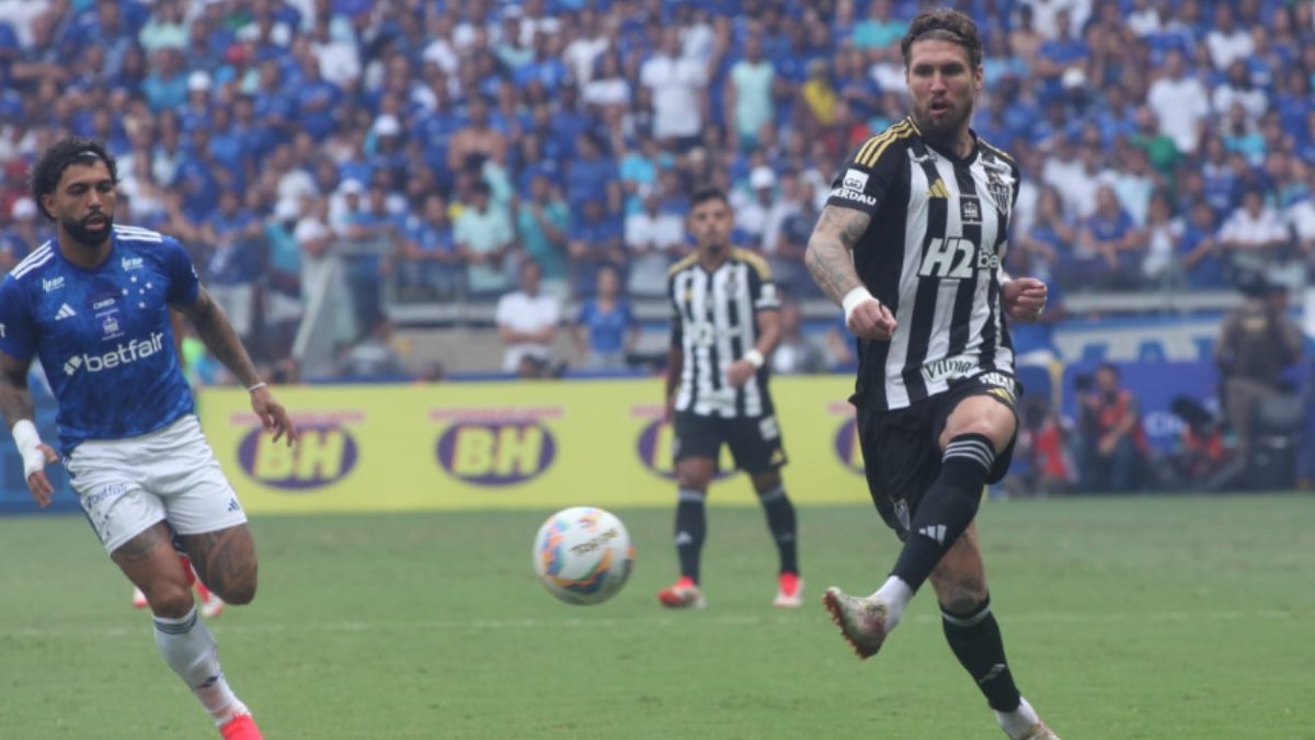 Lyanco é observado por Gabigol durante Cruzeiro x Atlético, pouco antes do lance que culminou na expulsão do atacante celeste (foto: Edesio Ferreira/EM/D.A Press)