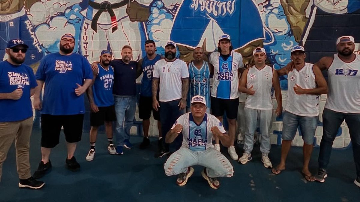 Mattos e Cássio posam com Máfia Azul na sede da torcida organizada do Cruzeiro (foto: Divulgação/Máfia Azul)