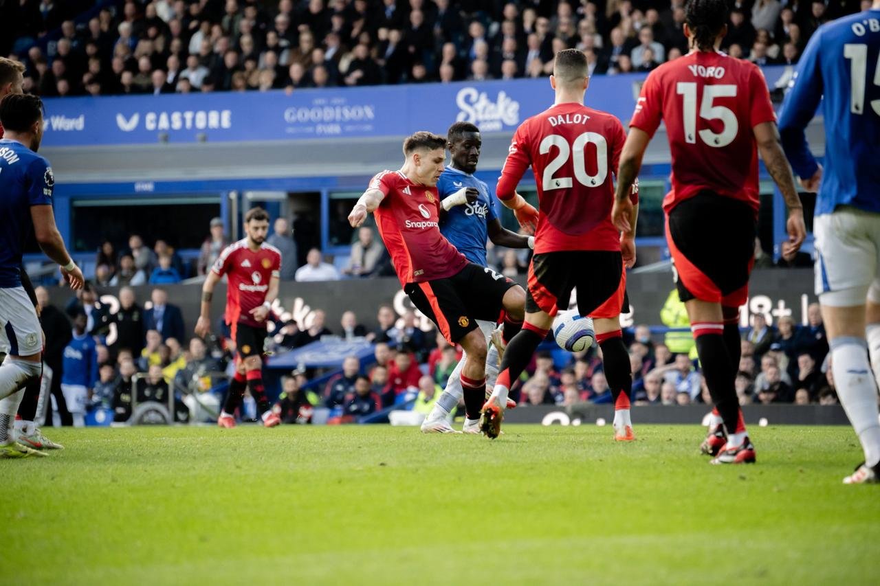 Jogaores de Manchester United e Everton em partida pela Premier League (foto: Manchester United/Divulgação)