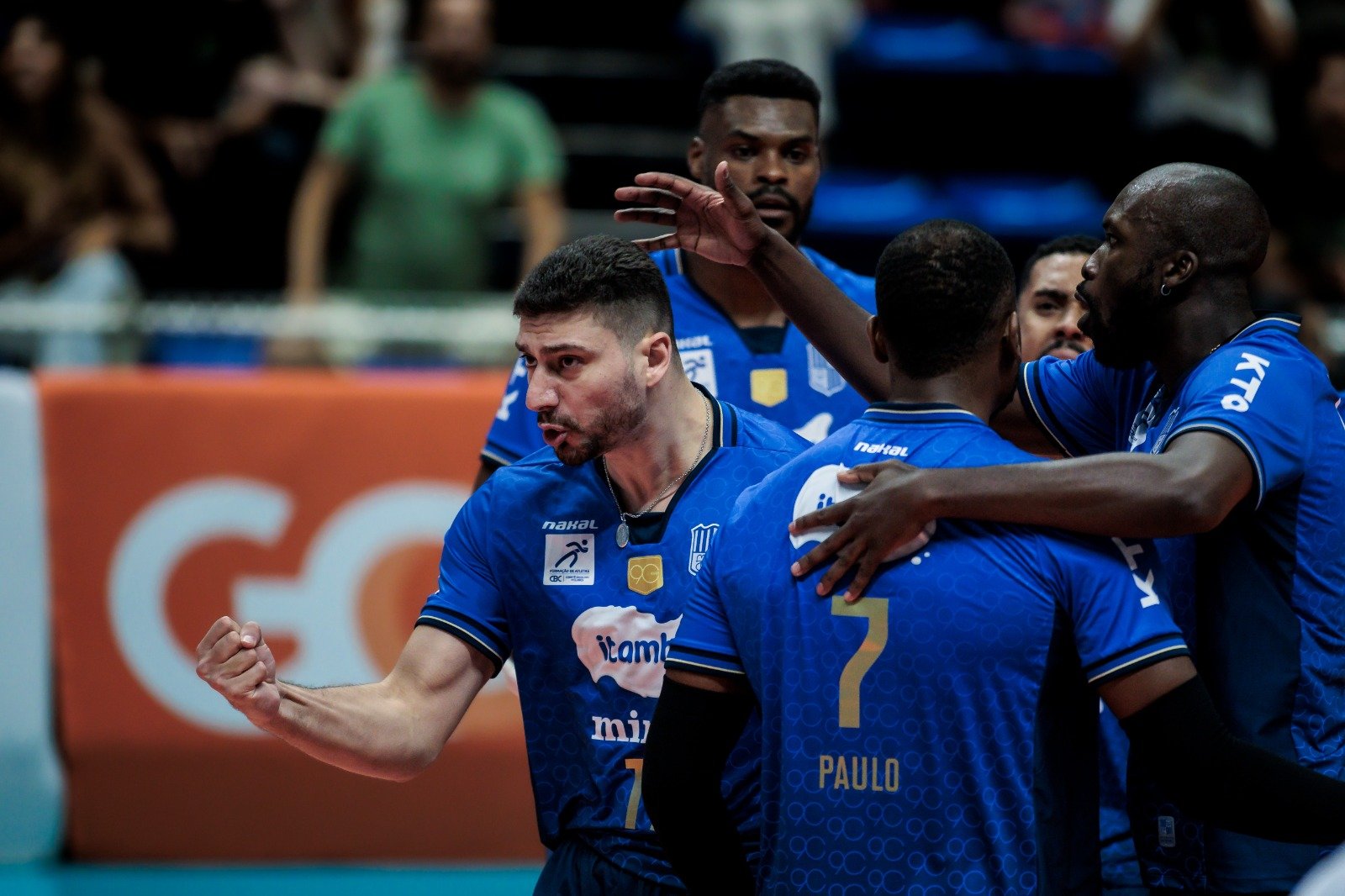 Jogadores do time masculino de vôlei do Minas em quadra pela Copa Brasil (foto: Hedgard Moraes/MTC)