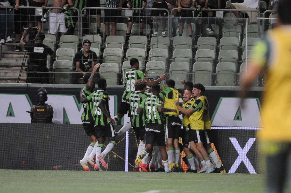 América se classificou para a final do Mineiro ao vencer o Cruzeiro (foto: Alexandre Guzanshe/EM/D.A. Press)