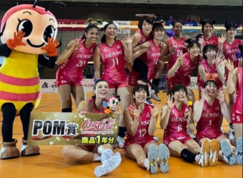 Rosamaria com as companheiras de time no Japão (foto: Instagram/Reprodução)