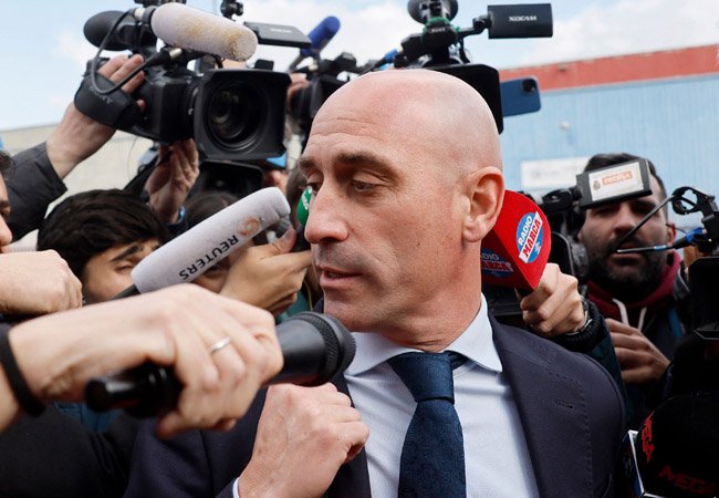 Luis Rubiales deixa o julgamento na Espanha (foto: OSCAR DEL POZO/AFP)