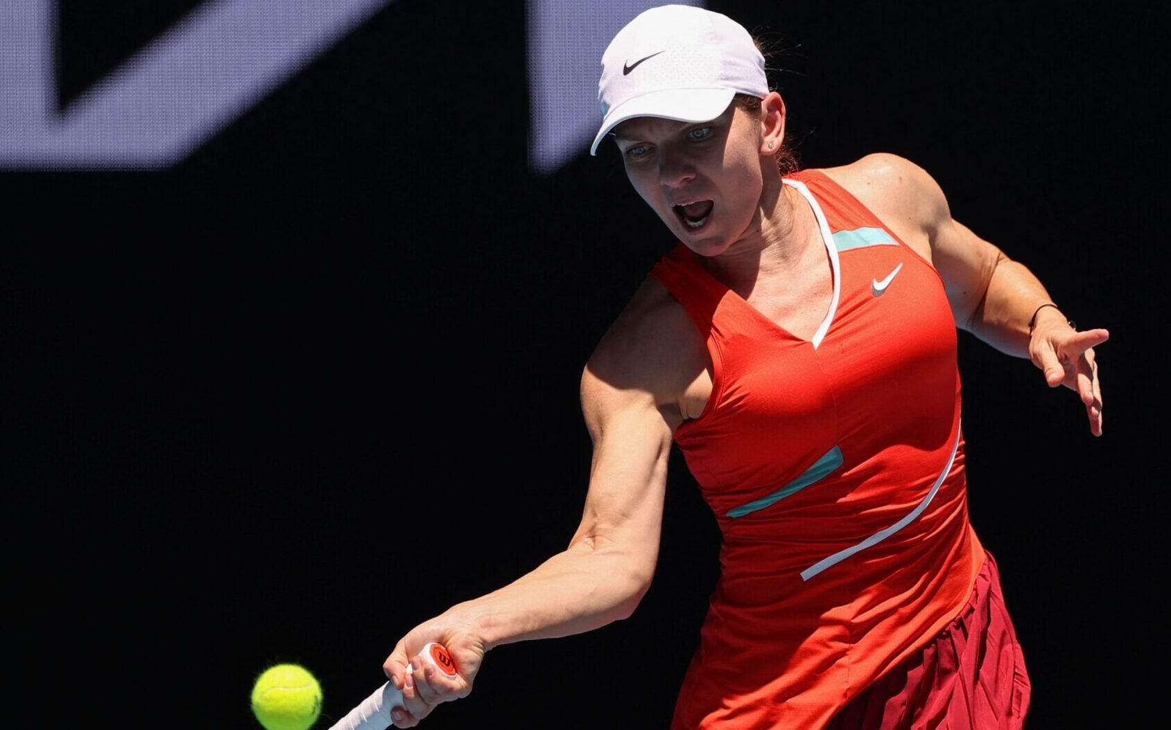 Simona Halep devolve bola (foto: Martin Keep/AFP)