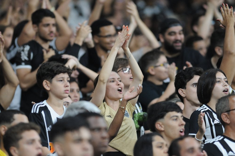 Torcedores do Atlético no Mineirão durante empate com o América (foto: Alexandre Guzanshe/EM/D.A Press)