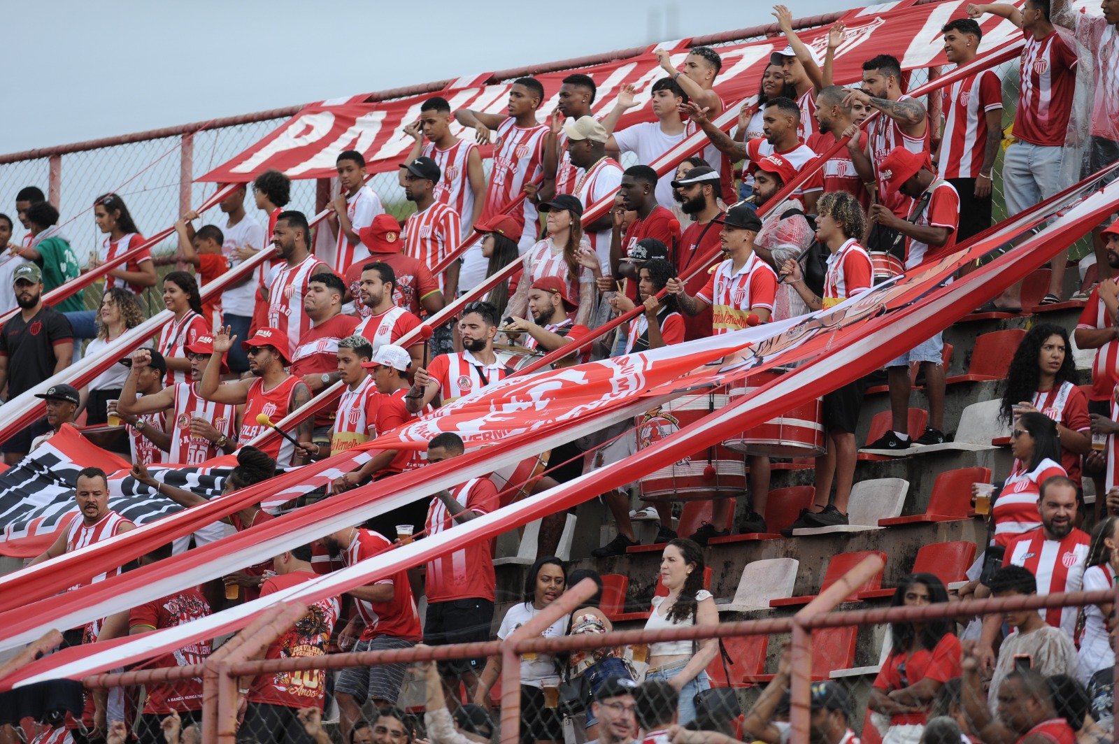 Torcedores do Villa Nova (foto: Alexandre Guzanshe/EM/D.A Press)
