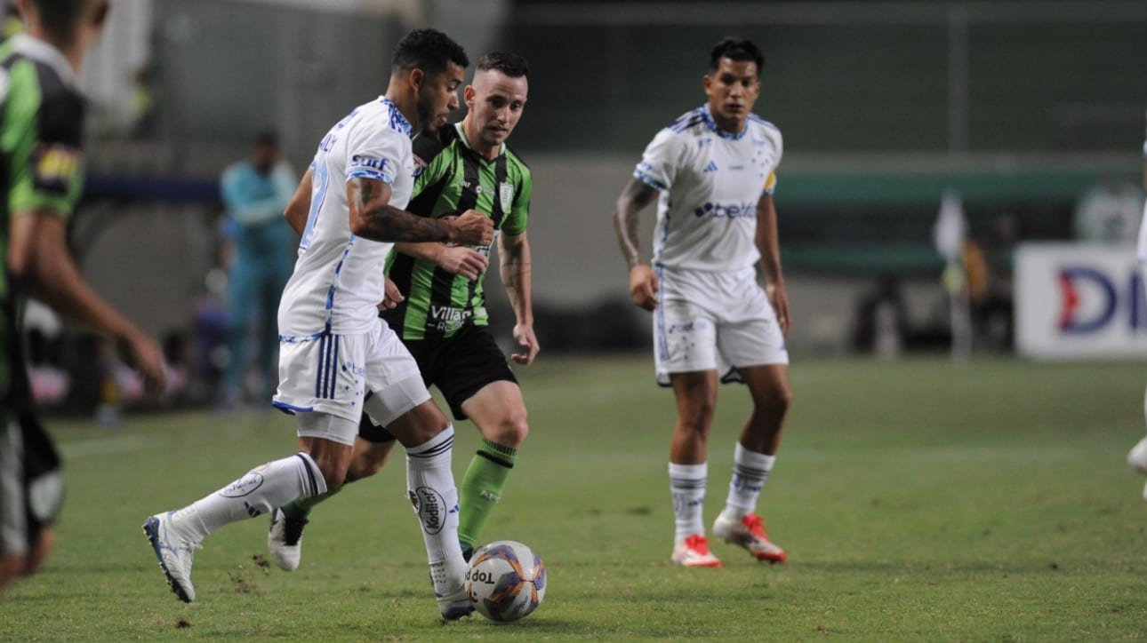 William, lateral-direito do Cruzeiro (foto: Alexandre Guzanshe/EM D.A Press)