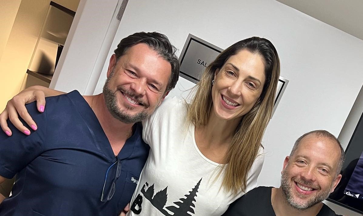 Carol Gattaz com o médico do Cruzeiro Sergio Campolina (E) e Rodrigo Vaz (D) (foto: Reprodução/Instagram)