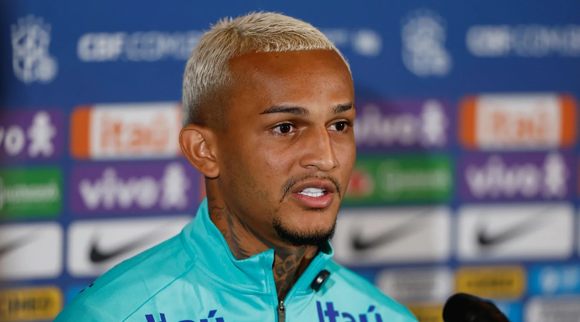 Wesley falando em coletiva (foto: Rafael Ribeiro/CBF)