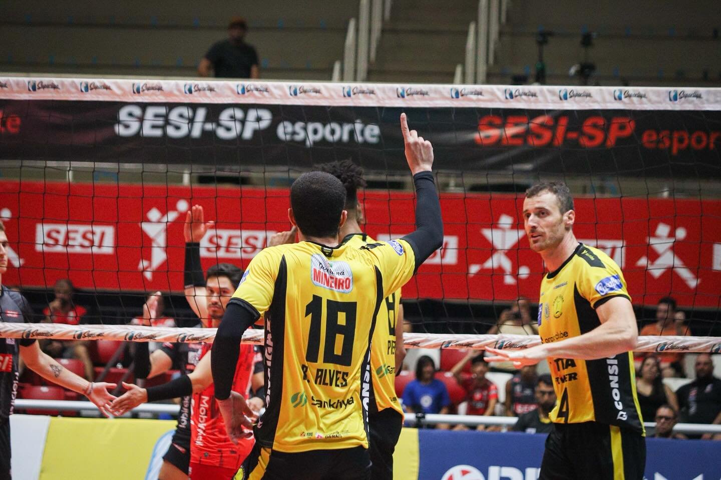 Jogadores do Praia na partida contra o Sesi Bauru (foto: Divulgação/Praia Clube)