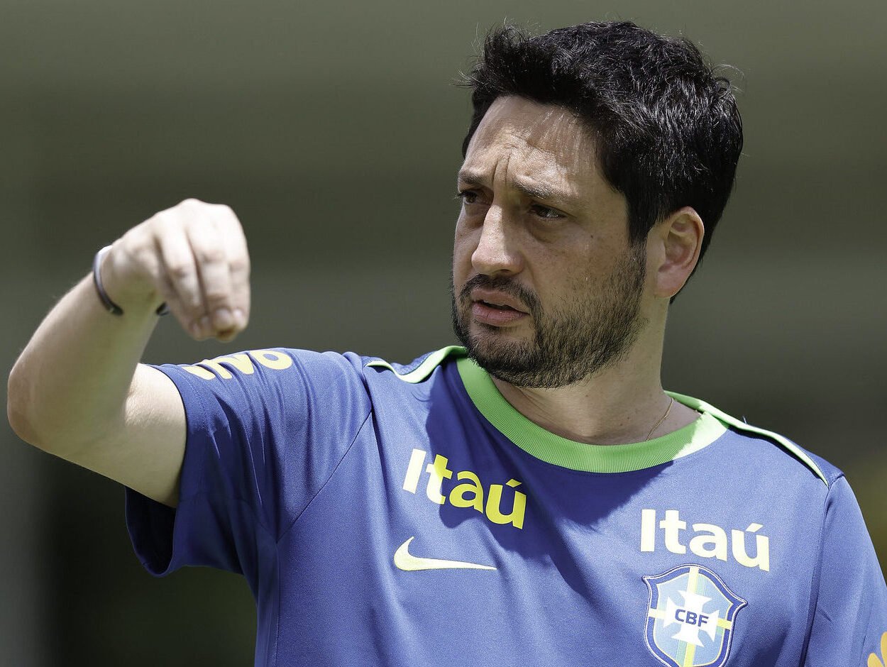 Arthur Elias com prancheta na mão (foto: Rafael Ribeiro/CBF)