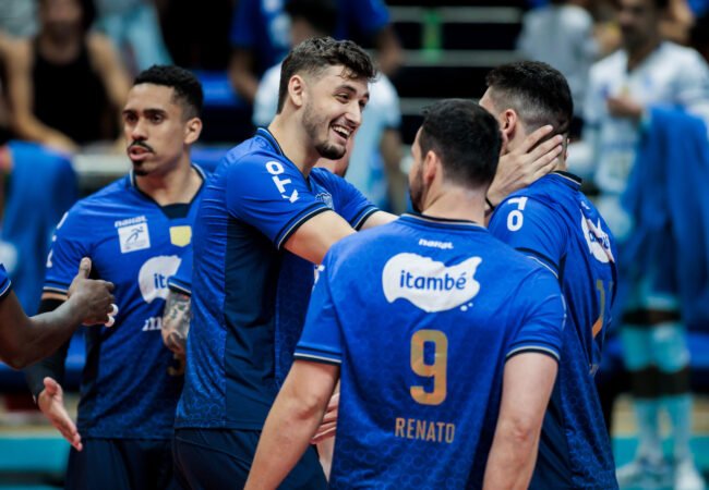 Minas comemora vitória sobre o Goiás pela Superliga (foto: Hedgard Moraes/ MTC)