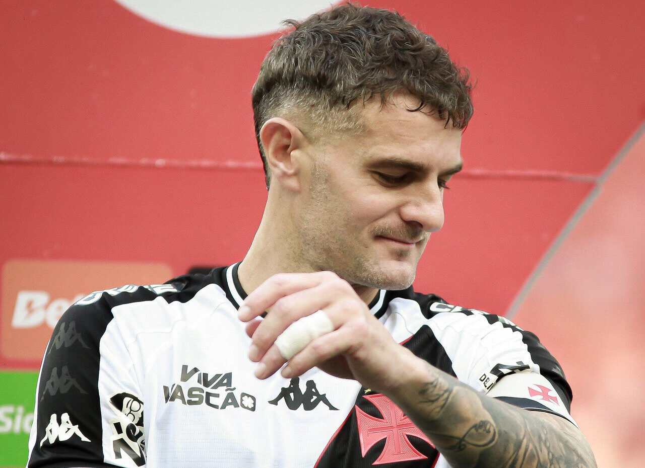 Vegetti, do Vasco, ajeitando a braçadeira de capitão (foto: Matheus Lima/Vasco)