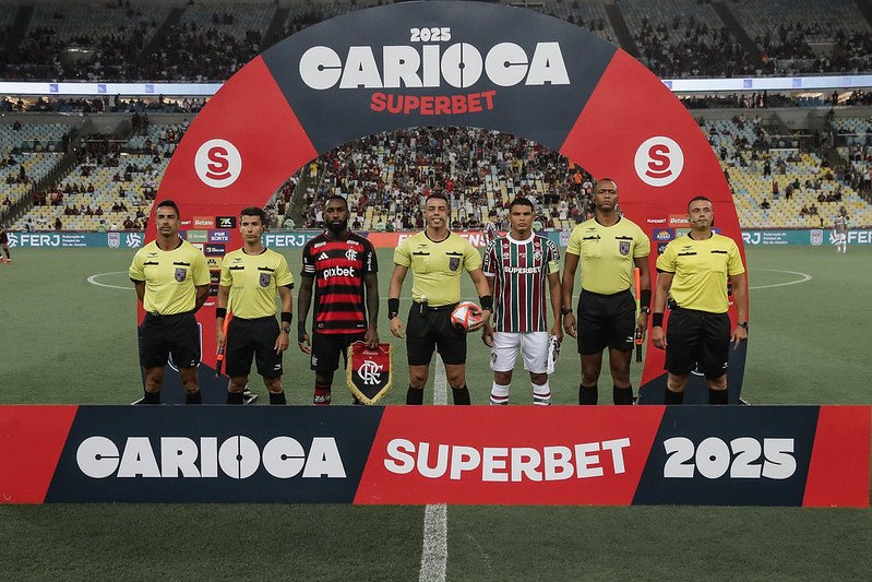 Jogadores e árbitros de Fluminense x Flamengo (foto: Lucas Merçon/Fluminense)