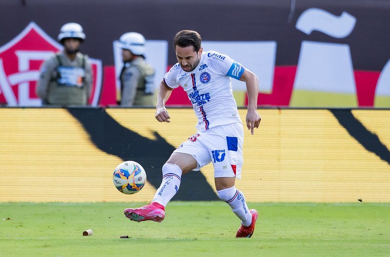 Éverton Ribeiro dominando a bola (foto: Letícia Martins/EC Bahia)