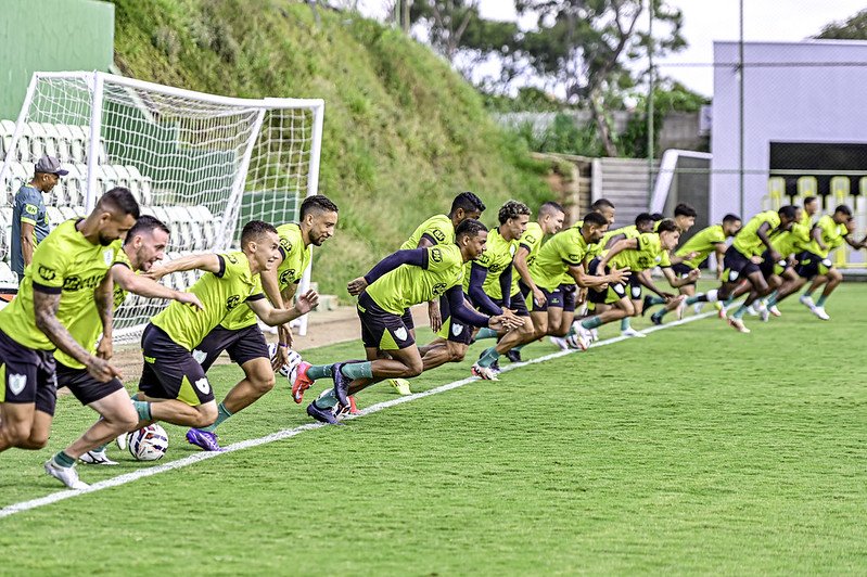 Elenco do América em treino no CT Lanna Drummond (foto: Mourão Panda / América)