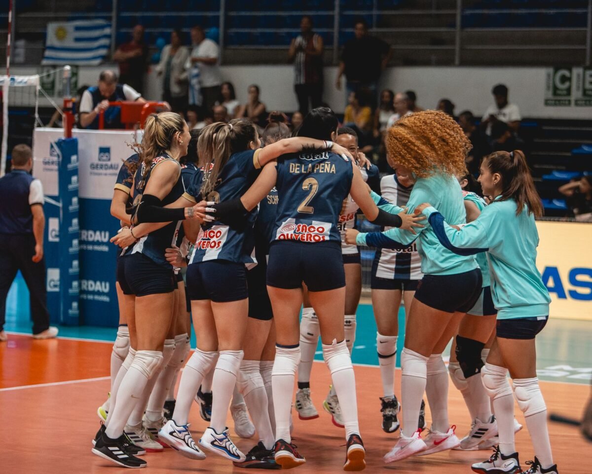 Alianza Lima comemora vitória histórica sobre Praia no Sul-Americano de Vôlei (foto: Caio Campos/MTC)