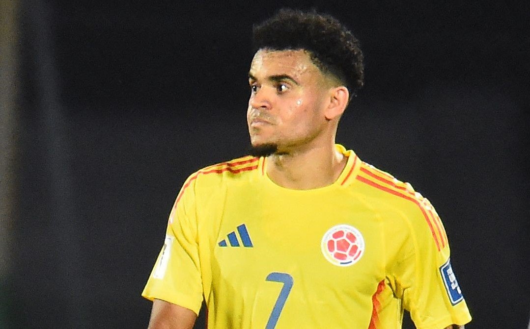 Luis Diaz com a camisa da Colômbia (foto: DANTE FERNANDEZ / AFP)
