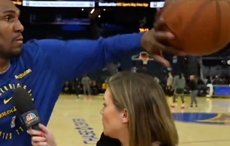 Kevon Looney defende repórter de bola (foto: Reprodução)