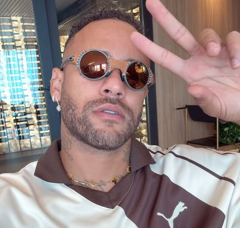 Neymar, em stories do Instagram, fazendo sinal de paz e amor com a mão (foto: Reprodução / Instagram)