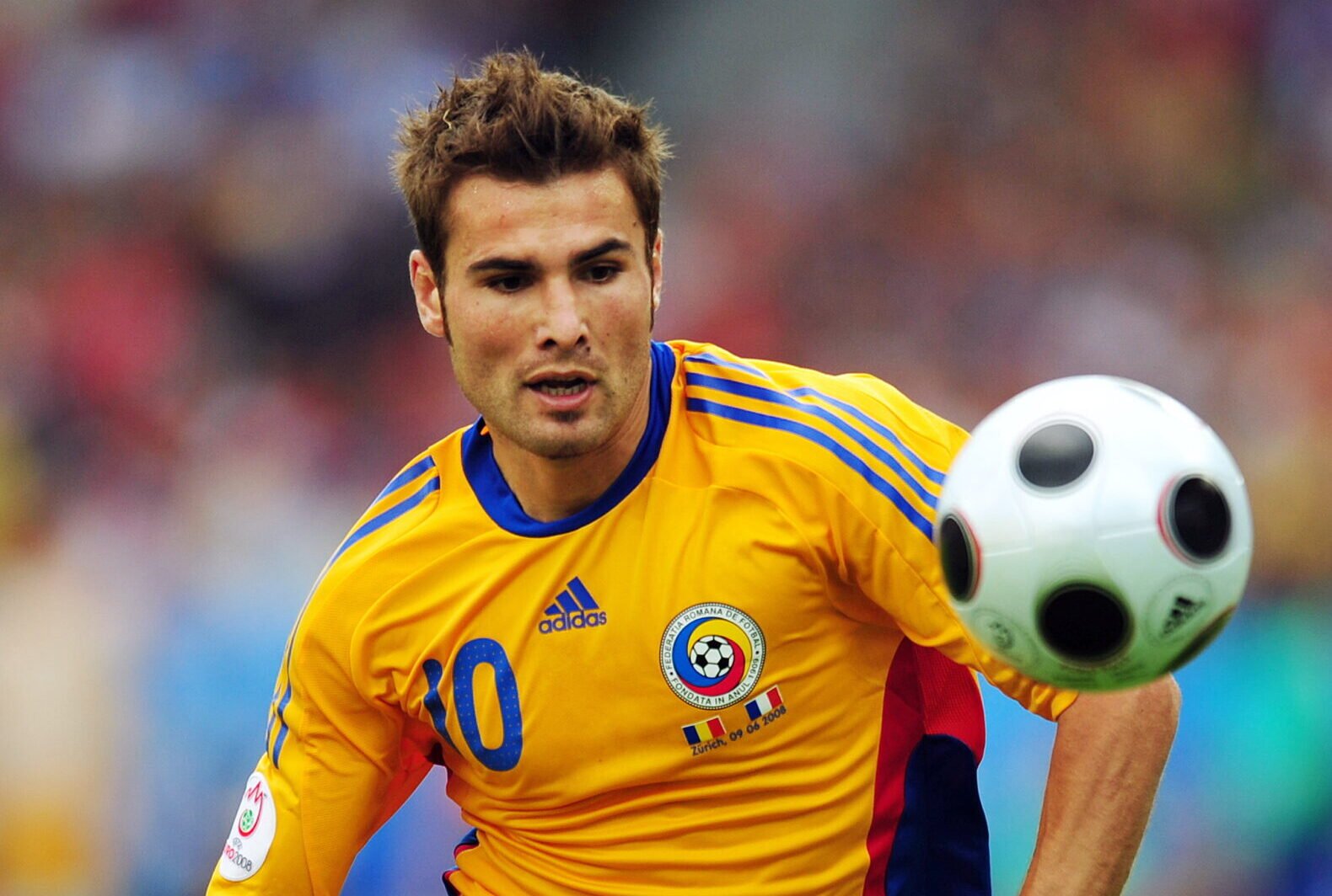 Adrian Mutu olhando para a bola (foto: AFP / John Macdougall)