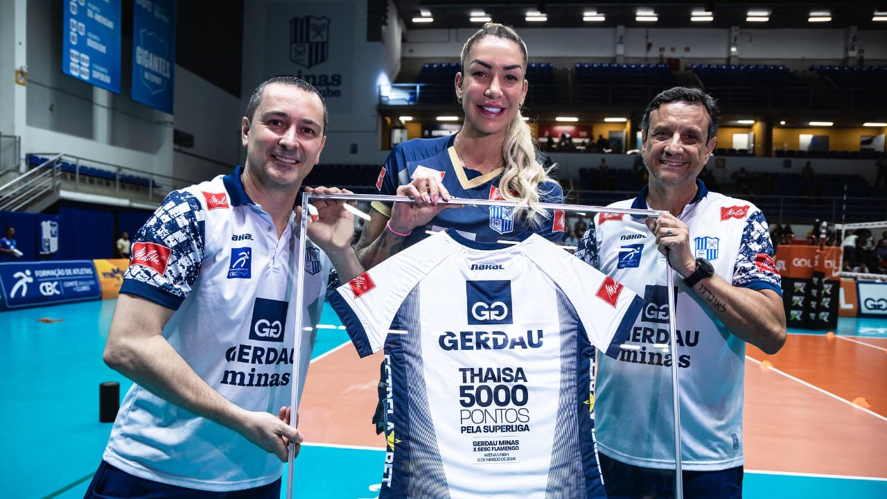 Nicola Negro, técnico, Thaisa, central, e Jarbas Soares, gerente do Minas (foto: Hedgard Moraes/Minas Tênis Clube)