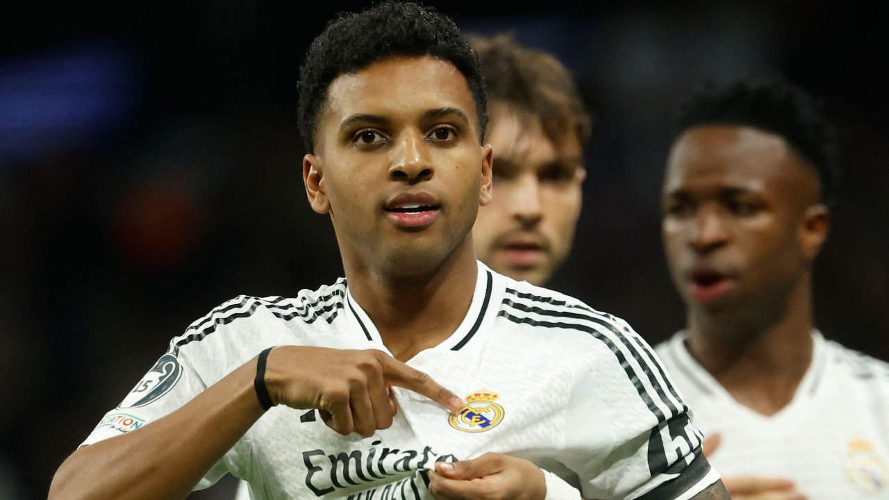 Rodrygo comemorando gol pelo Real Madrid no duelo contra o Atlético de Madrid pela Champions League (foto: Pierre-Philippe MARCOU / AFP)