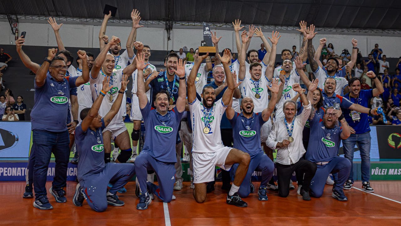 Time do Cruzeiro erguendo a taça do Sul-Americano Masculino de Vôlei de 2025 (foto: @brunocunha_foto)