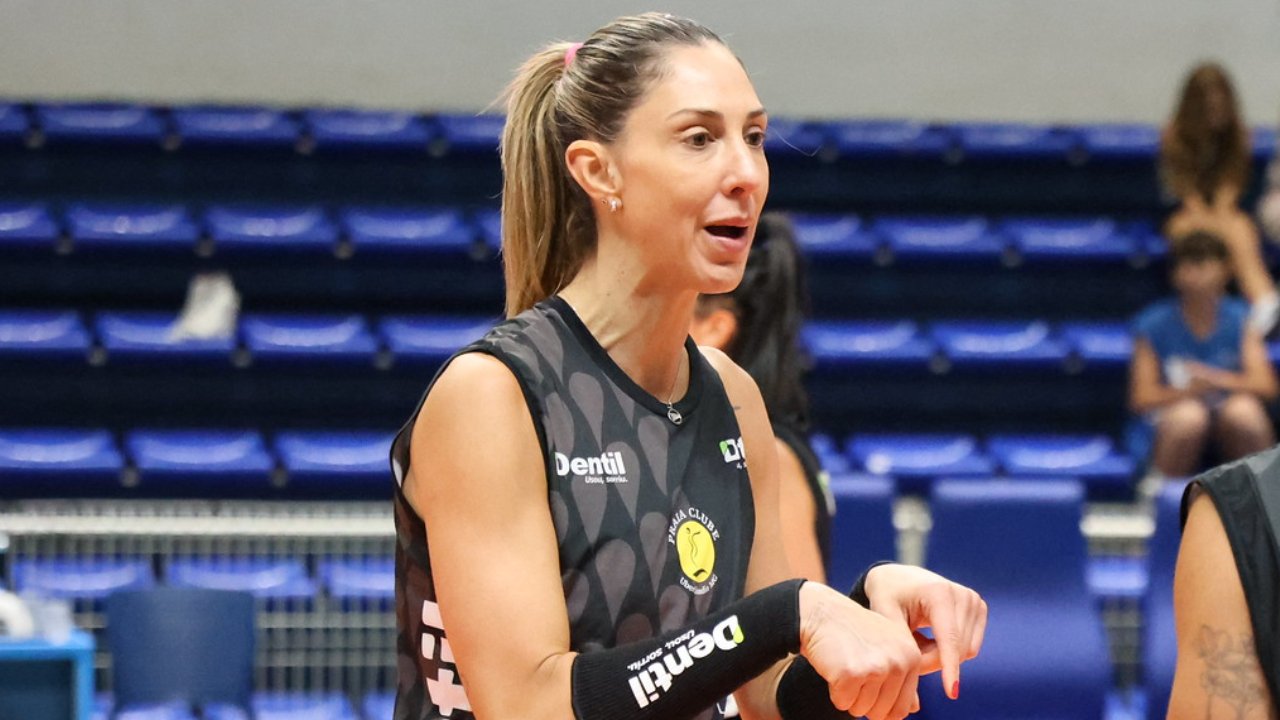 Carol Gattaz, central do Praia Clube (foto: Divulgação Praia Clube)