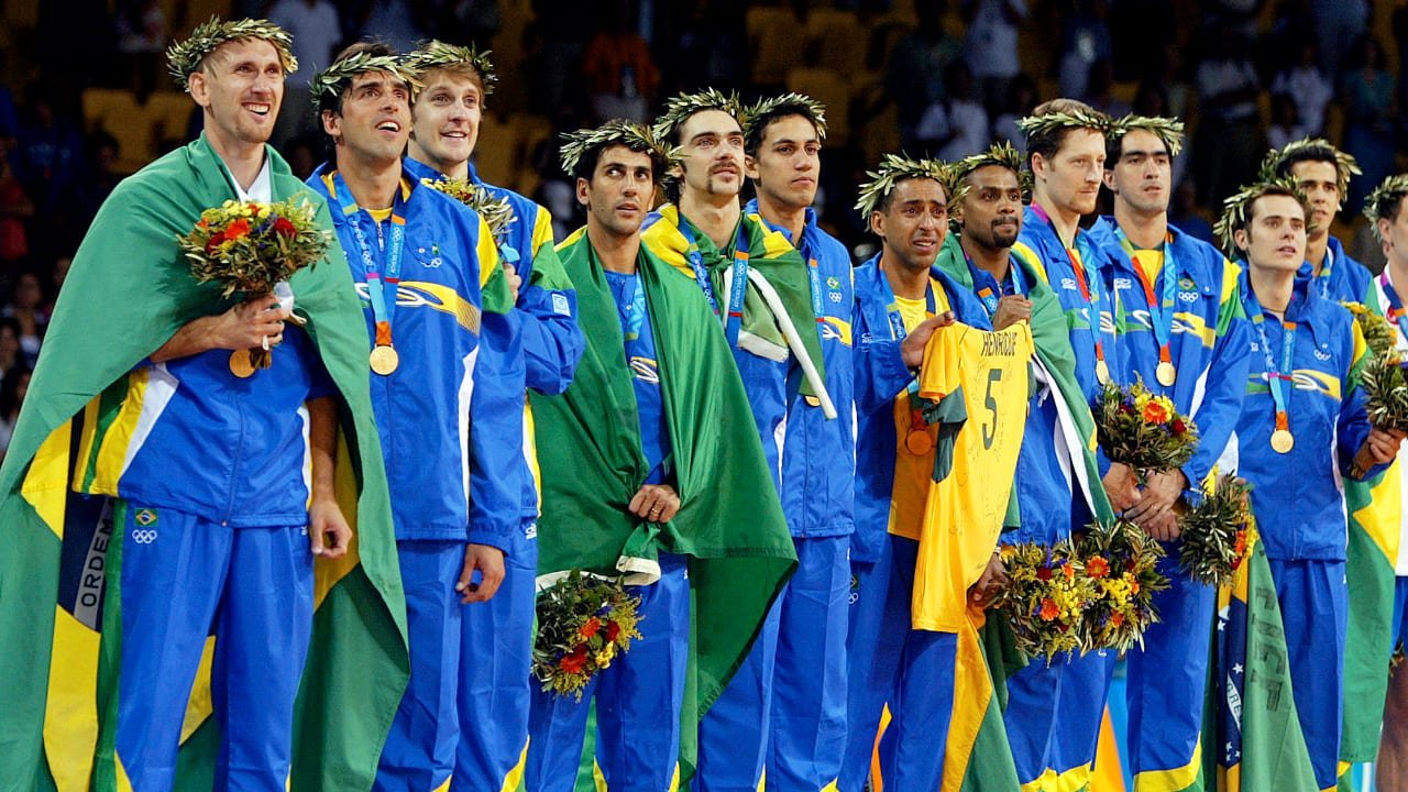 Time masculino de vôlei do Brasil que conquistou o ouro na Olimpíada de Atenas 2004 (foto: AP Photo/Greg Baker)