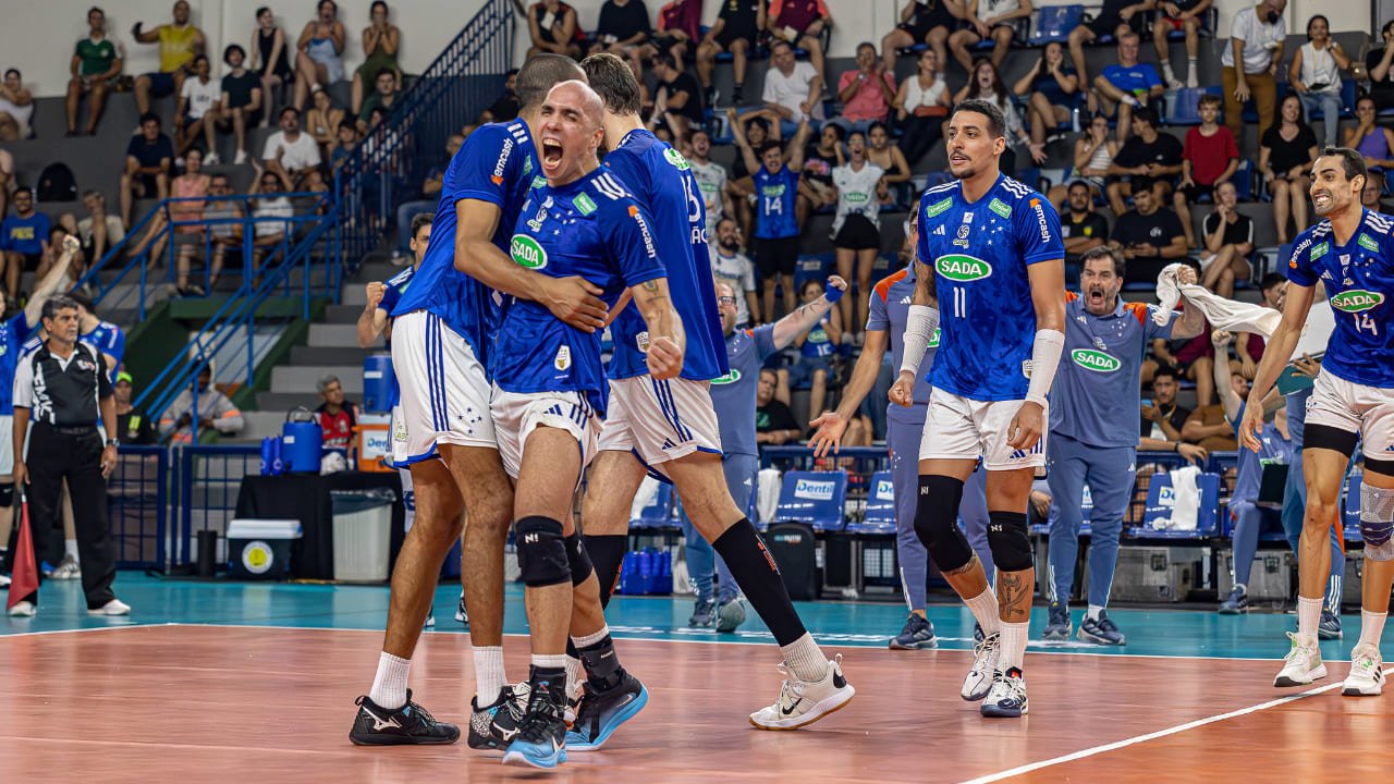 Time do Cruzeiro vibrando no Sul-Americano Masculino de Vôlei em Uberlândia (foto: @brunocunha_foto)