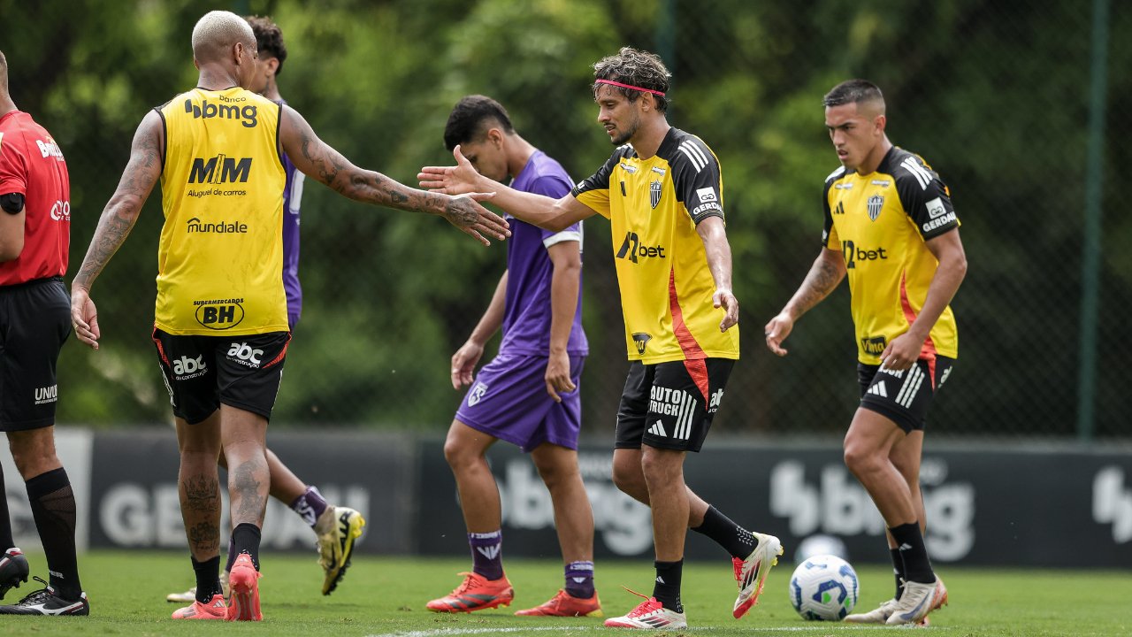 Time do Atlético durante jogo-treino contra Coimbra Porto na Cidade do Galo (foto: Pedro Souza / Atlético)