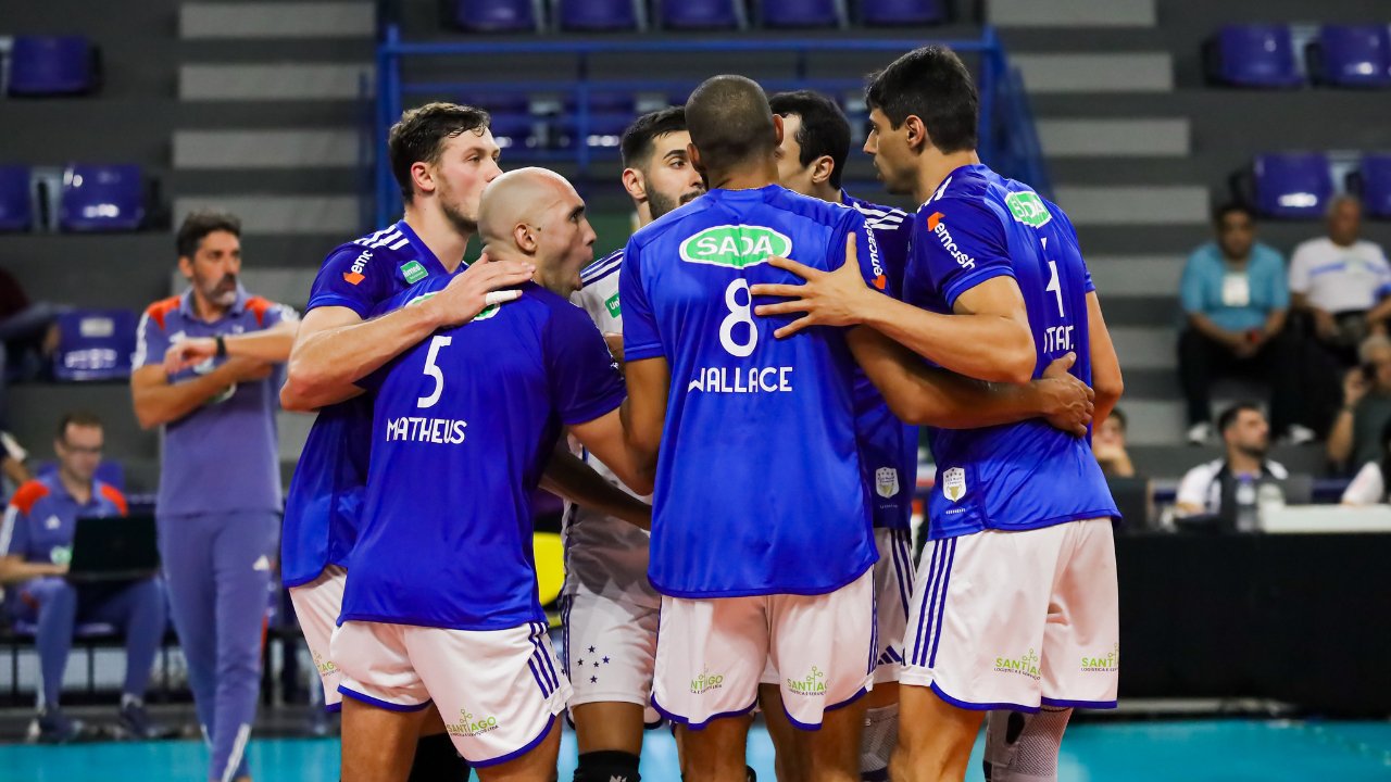 Time masculino do Cruzeiro reunido durante jogo do Sul-Americano Masculino de Vôlei (foto: Cacau Souza/ @cacausouzafotos)