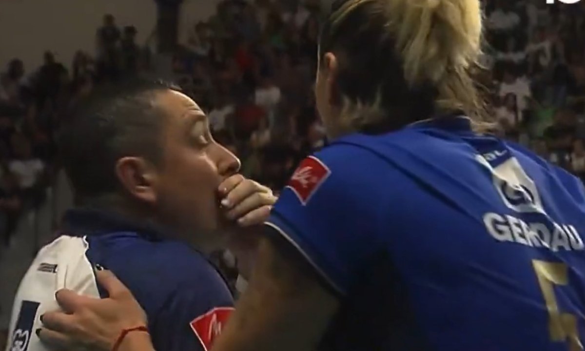 Nicola Negro, técnico do Minas, e a ponteira Pri Daroit (foto: Reprodução/SporTV)